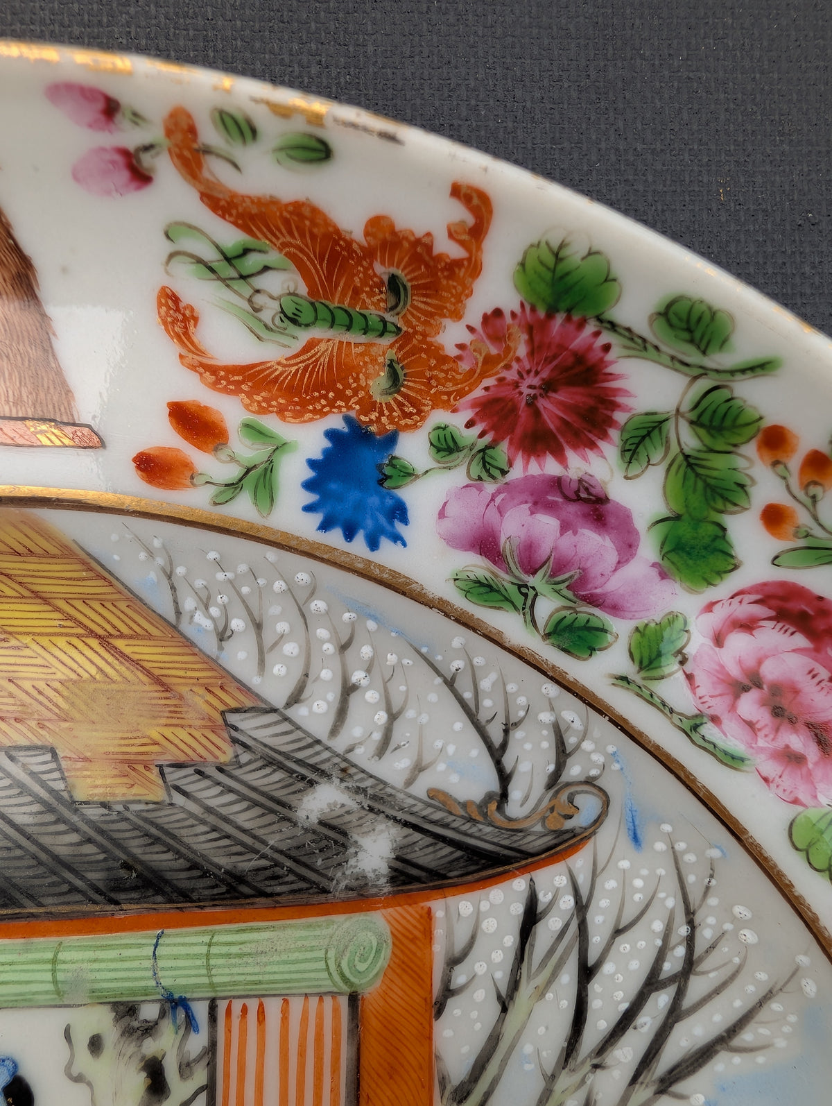 Chinese antique rose mandarin armorial dish, Jiaqing period #3026