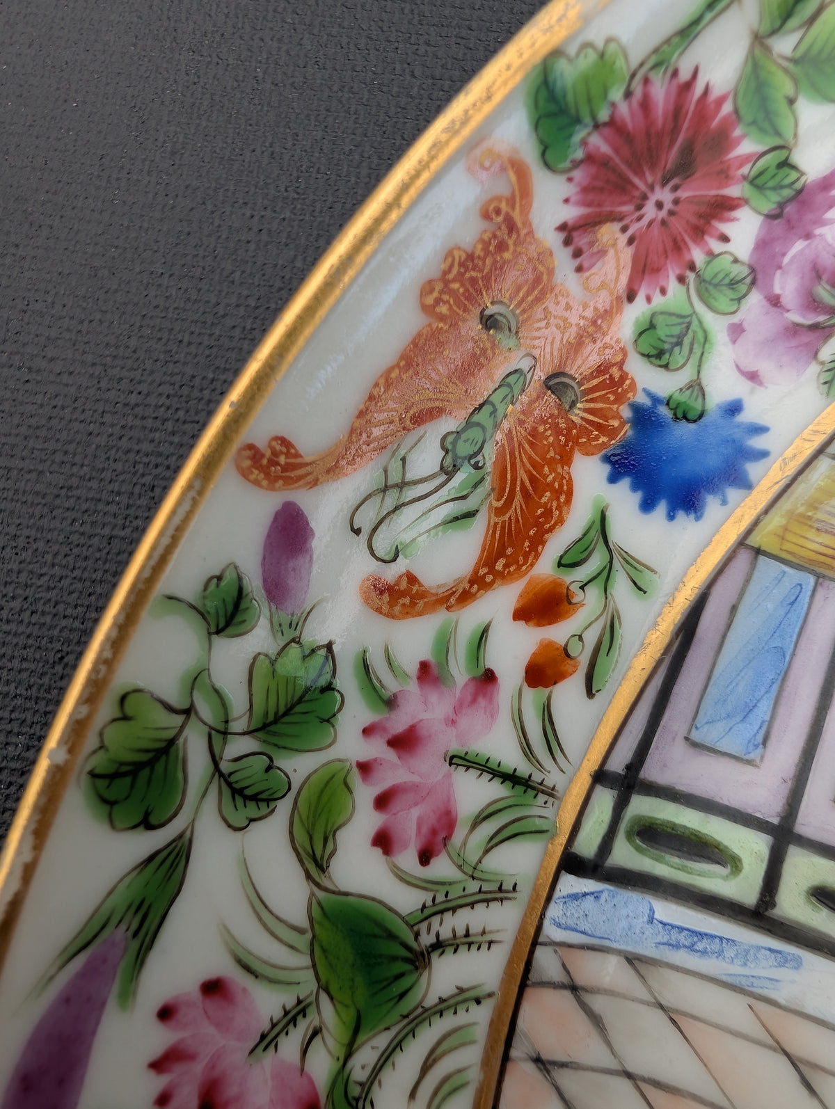 Chinese antique rose mandarin armorial dish, Jiaqing period #3026